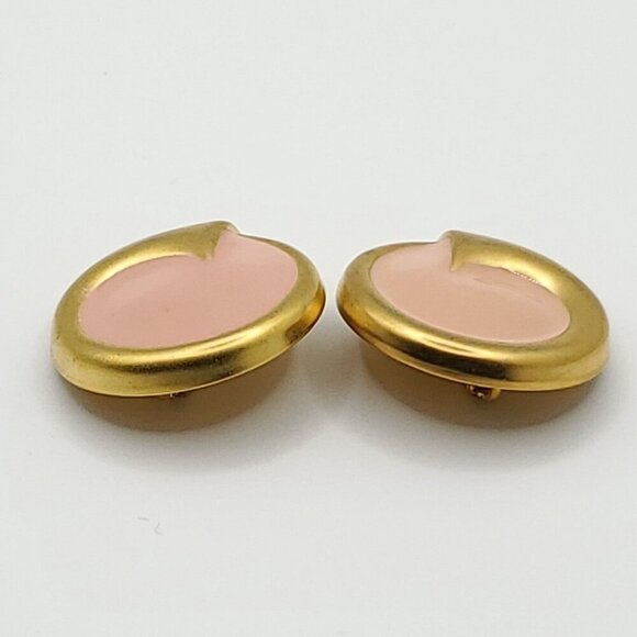 Retro Pink Enamel Clip On Earrings Round Swirl Trumpet Matte Gold Tone - Picture 2 of 3